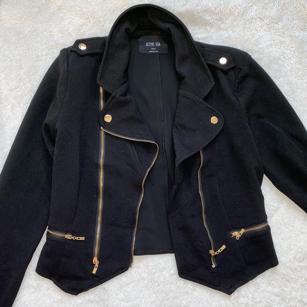cute black jacket!
